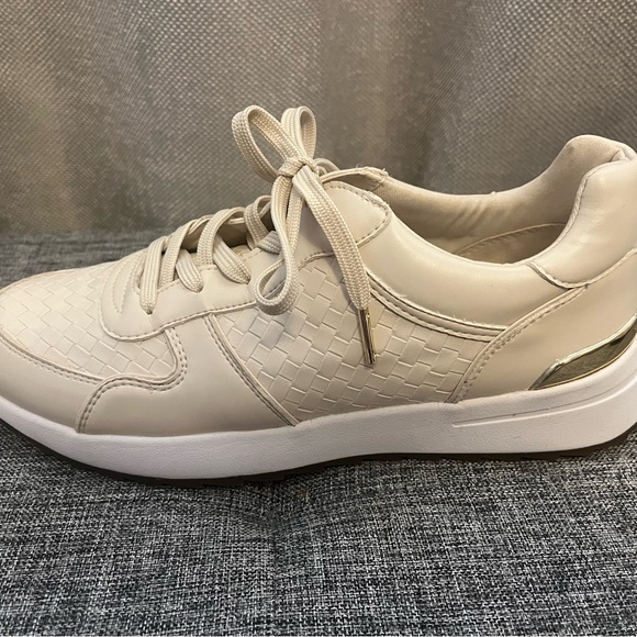 Michael Kors lace up women’s sneaker - Picture 6 of 7